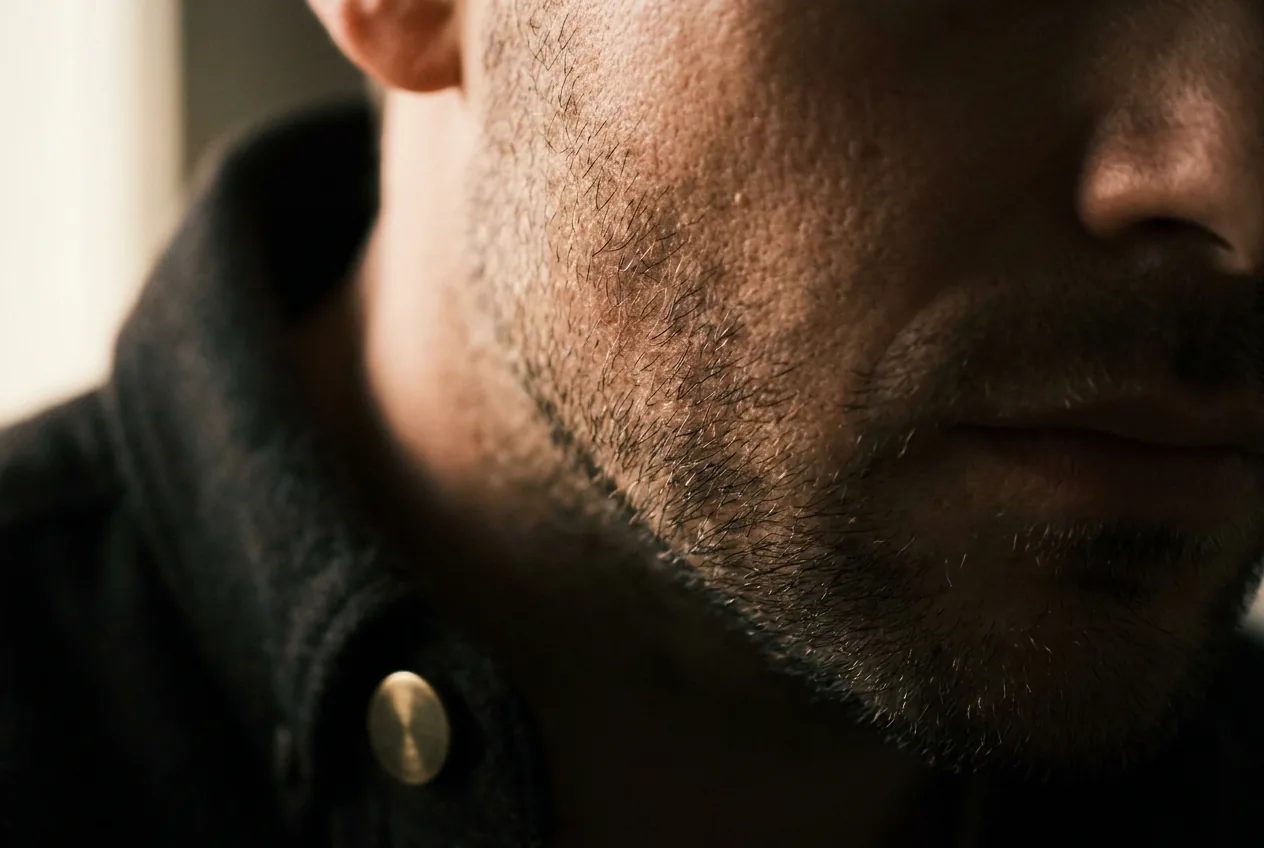 Macro de la piel de la mejilla de un hombre con barba de dos días, textura natural